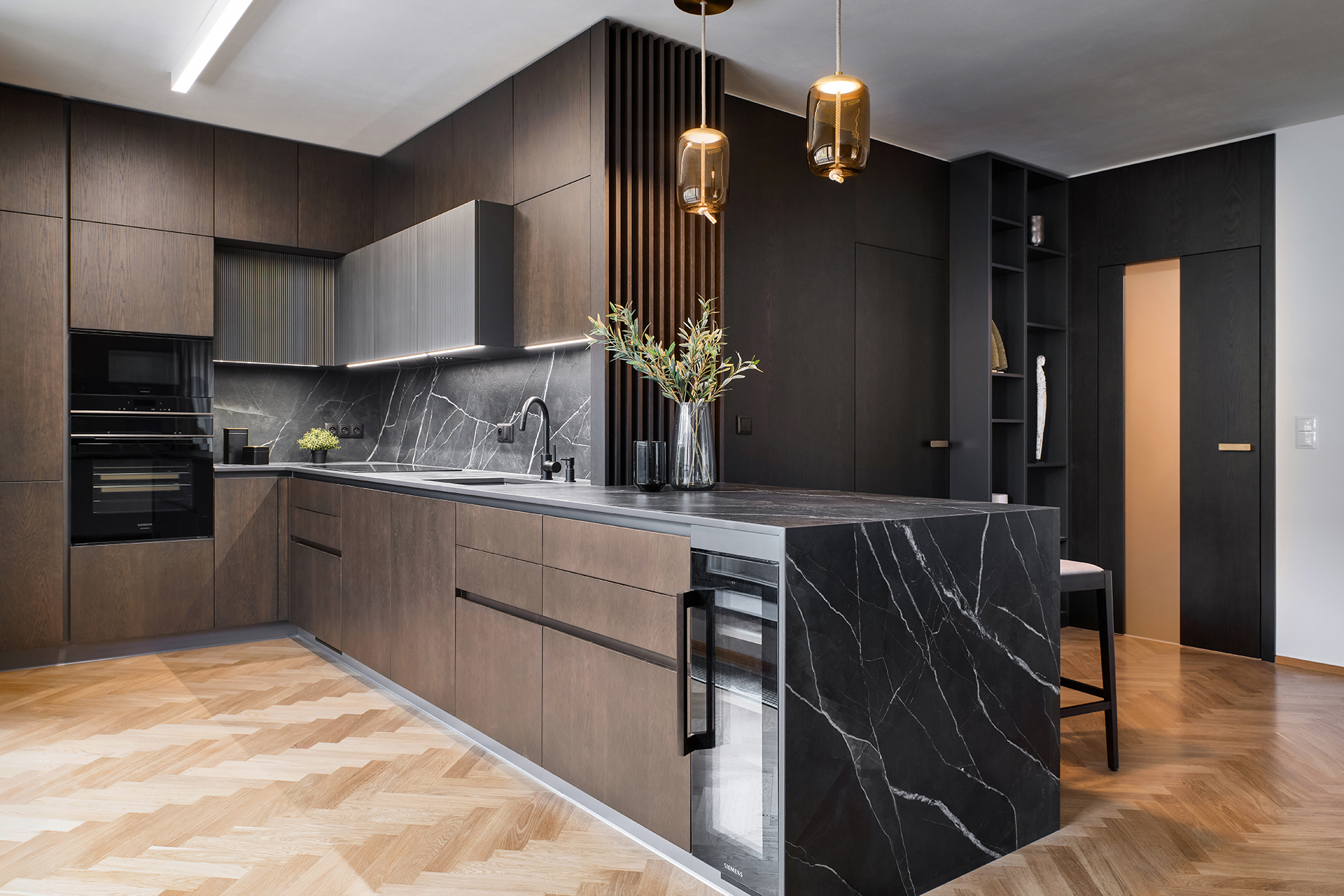 kuchyne na miru bratislava luxusni tmava kuchyne na miru s kamennou pracovni deskou a spotrebici milele